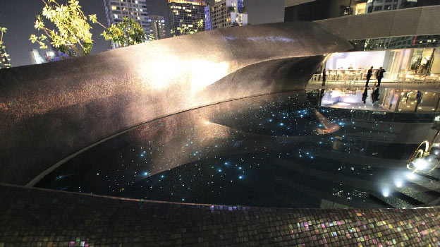إضاءة مسبح تحت الماء في فندق الإمارات العربية المتحدة